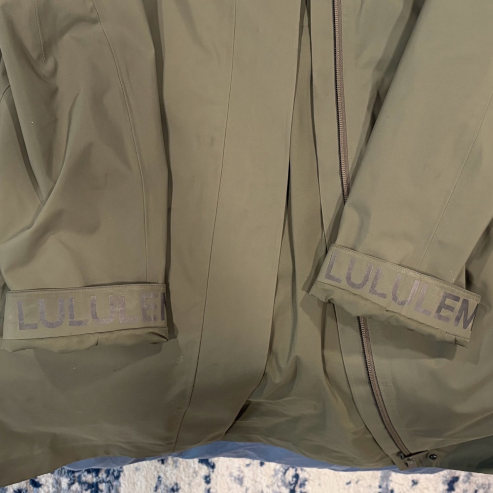 Lululemon Women’s Rain Rebel Jacket Size 12 - Picture 4 of 8